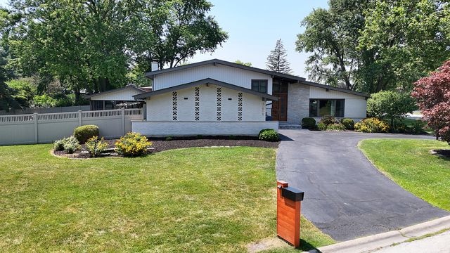 12932 S Comanche Drive, Palos Heights, IL 60463