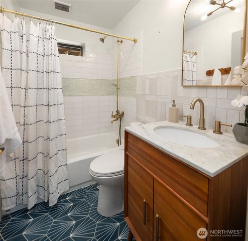 12640 Manzanita Road NE, Bainbridge Island, WA 98110