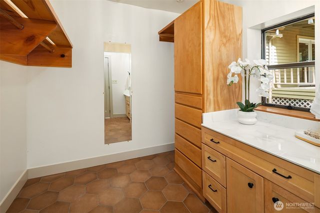 12640 Manzanita Road NE, Bainbridge Island, WA 98110