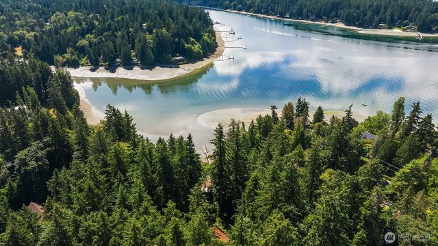 12640 Manzanita Road NE, Bainbridge Island, WA 98110