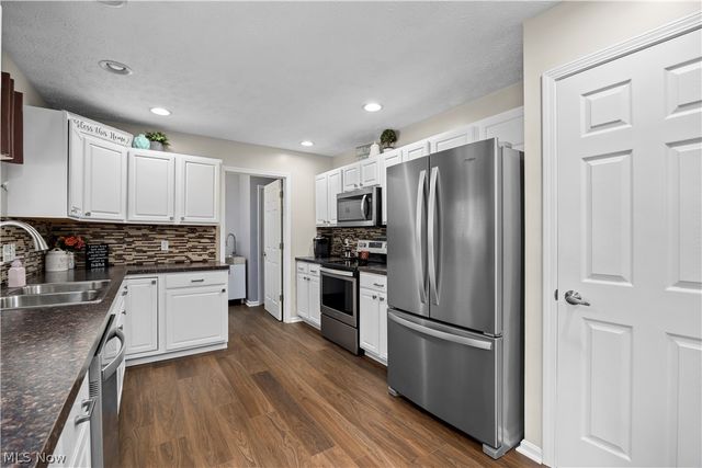 732 Oakdale Circle, Elyria, OH 44035