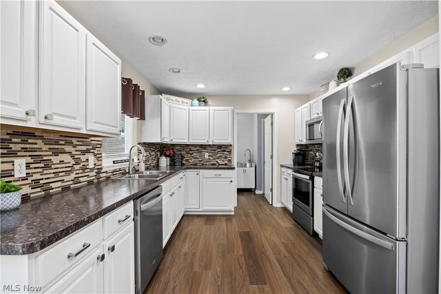 732 Oakdale Circle, Elyria, OH 44035