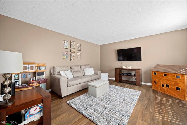732 Oakdale Circle, Elyria, OH 44035