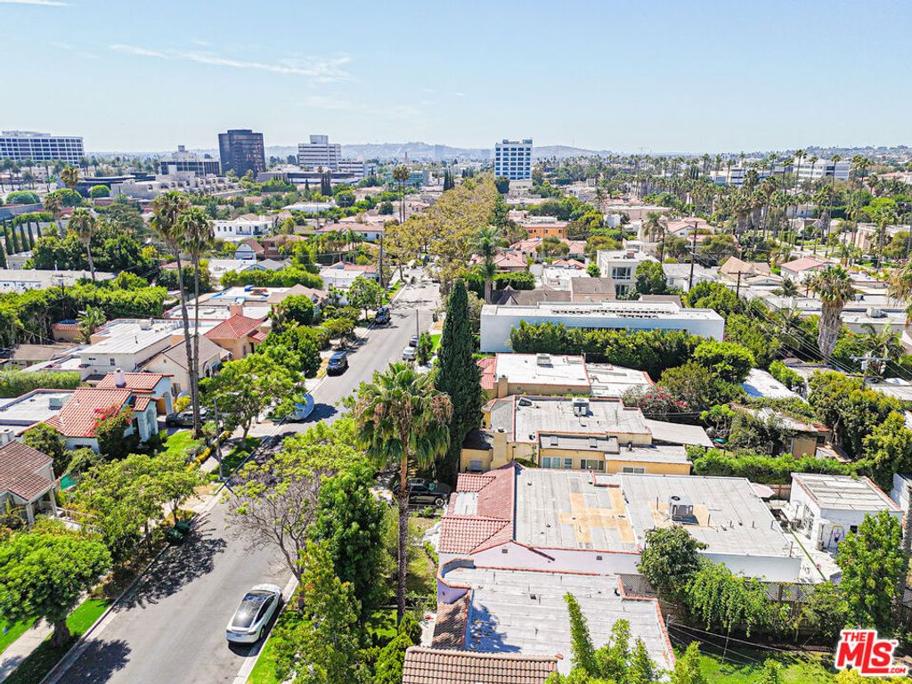 Image 11 of property listing at 432 S Sherbourne Drive, Los Angeles, CA 90048