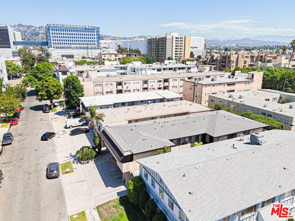 Image 14 of property listing at 432 S Sherbourne Drive, Los Angeles, CA 90048