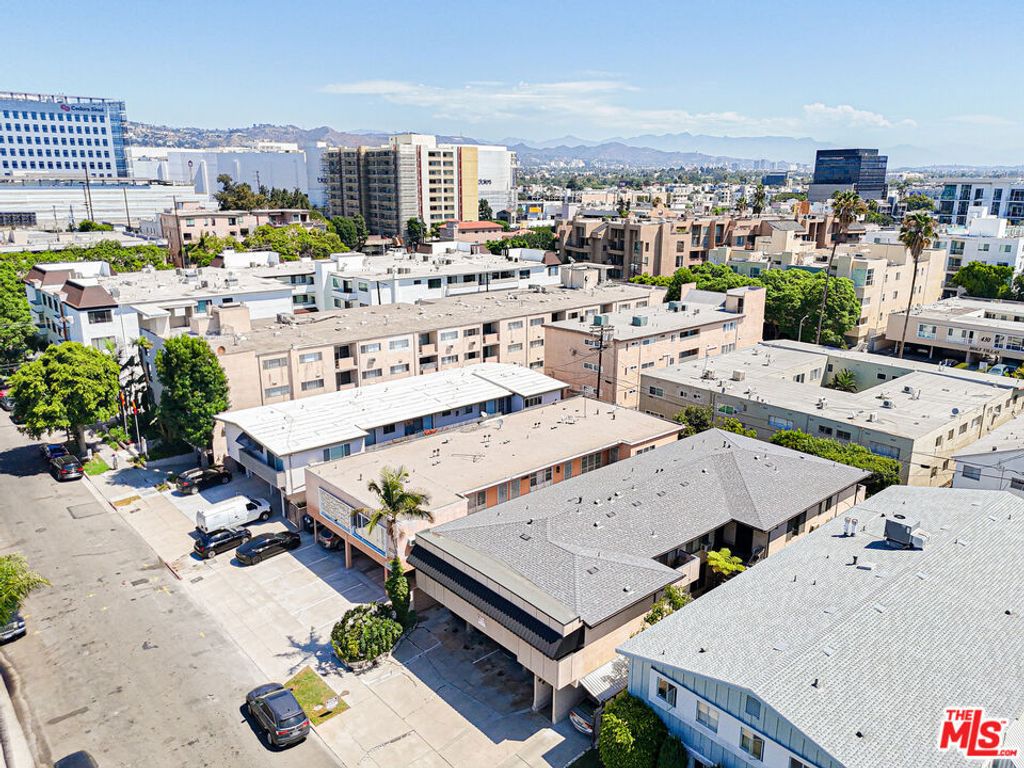 Image 16 of property listing at 432 S Sherbourne Drive, Los Angeles, CA 90048