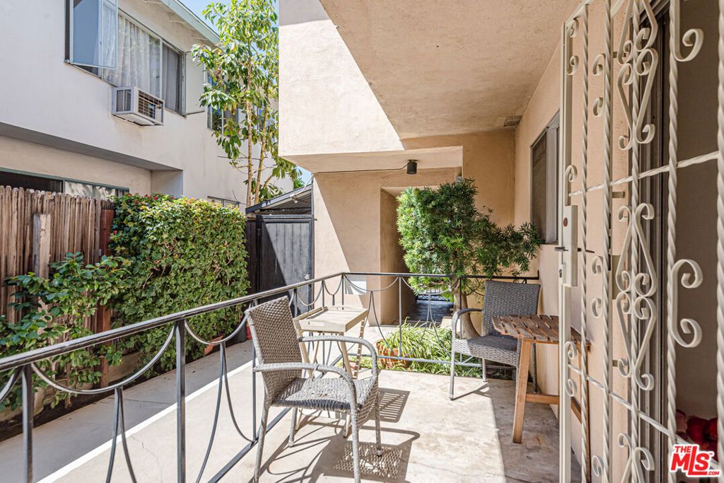 Image 19 of property listing at 432 S Sherbourne Drive, Los Angeles, CA 90048