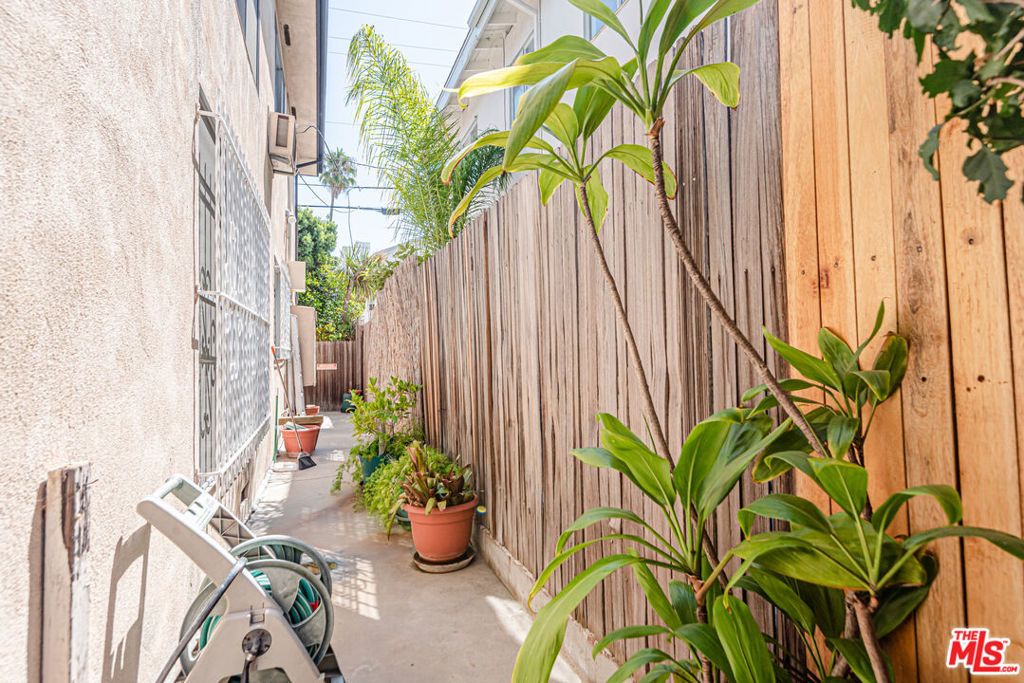 Image 21 of property listing at 432 S Sherbourne Drive, Los Angeles, CA 90048