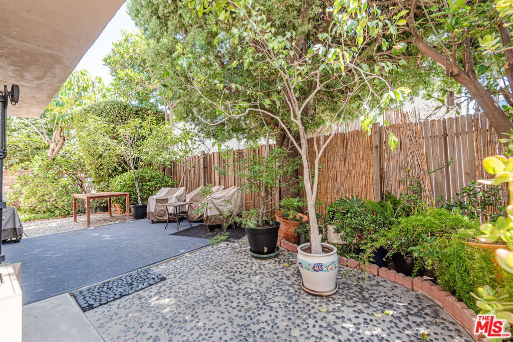 Image 22 of property listing at 432 S Sherbourne Drive, Los Angeles, CA 90048