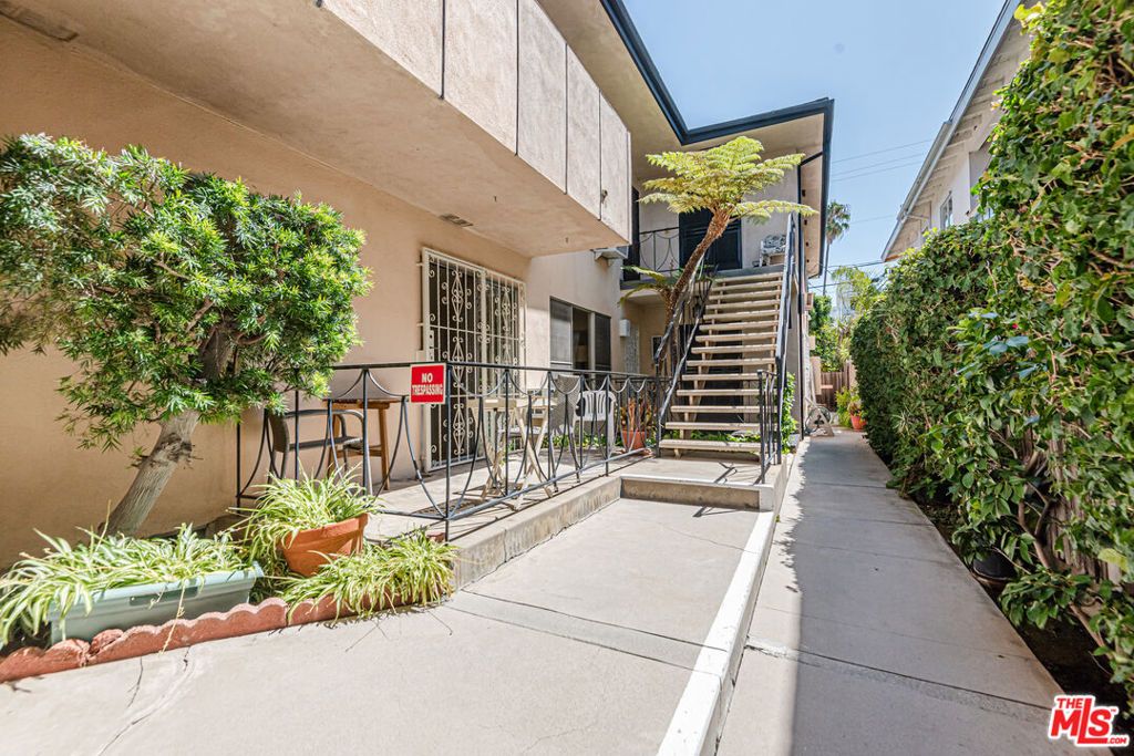 Image 23 of property listing at 432 S Sherbourne Drive, Los Angeles, CA 90048
