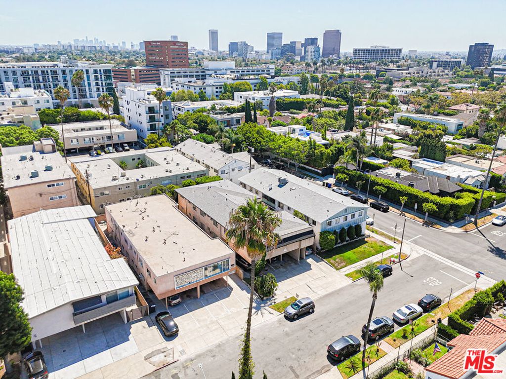 Image 4 of property listing at 432 S Sherbourne Drive, Los Angeles, CA 90048