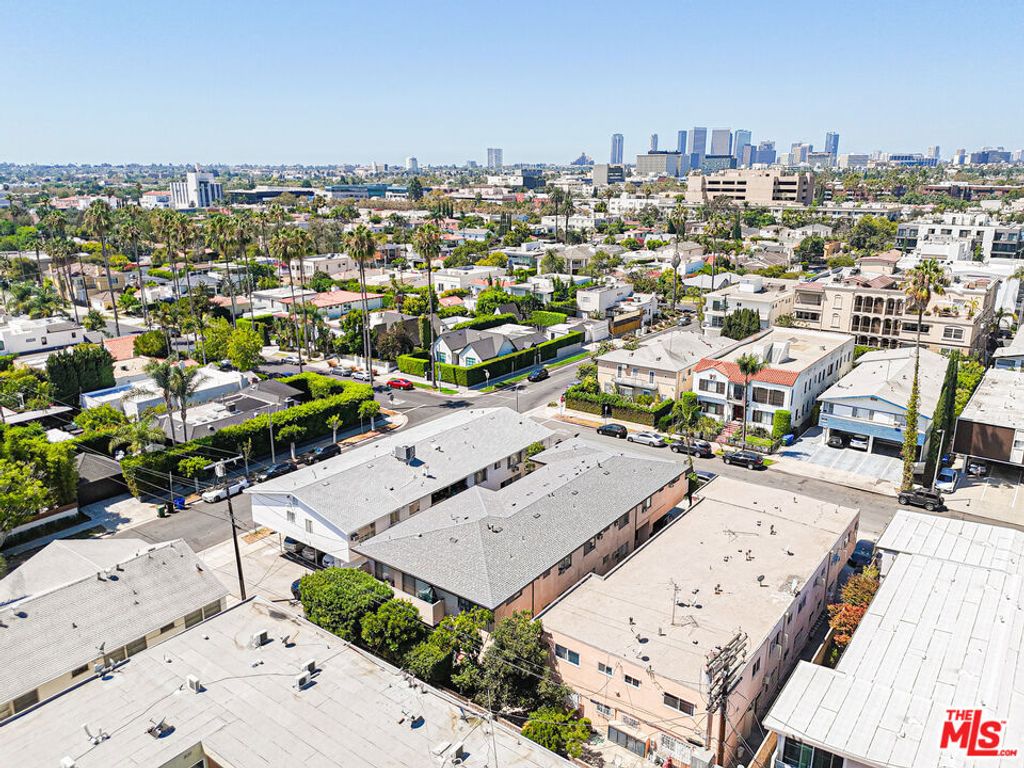 Image 9 of property listing at 432 S Sherbourne Drive, Los Angeles, CA 90048