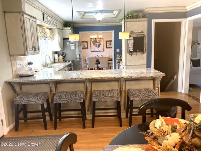 10003 Silverwood Ln, Louisville, KY 40272