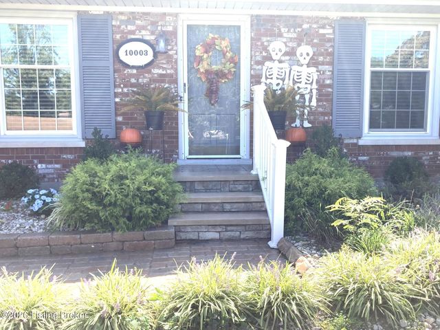 10003 Silverwood Ln, Louisville, KY 40272