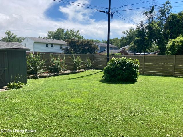 10003 Silverwood Ln, Louisville, KY 40272