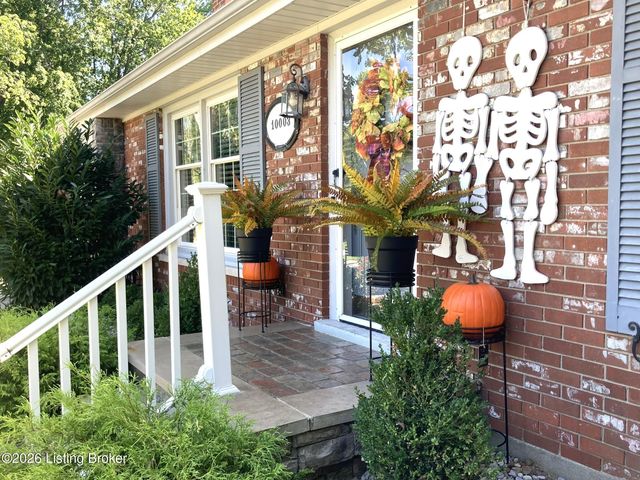 10003 Silverwood Ln, Louisville, KY 40272