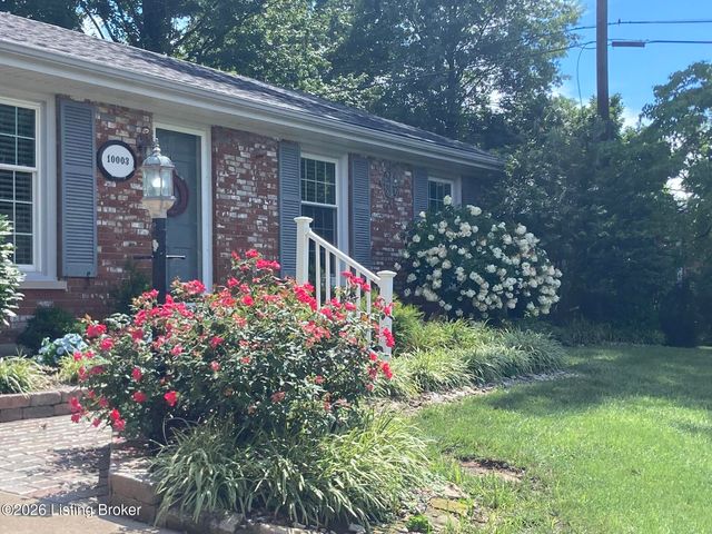 10003 Silverwood Ln, Louisville, KY 40272