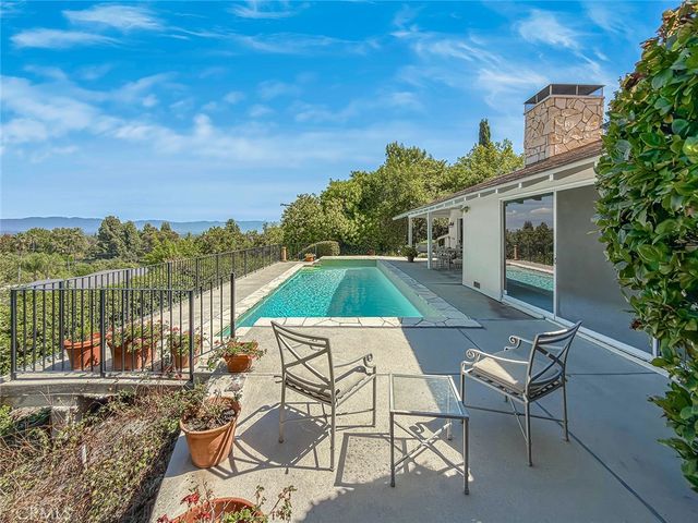 5015 Casa Dr., Tarzana, CA 91356