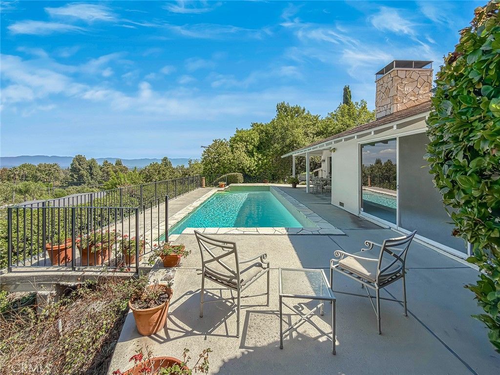5015 Casa Dr., Tarzana, CA 91356 — photo 2