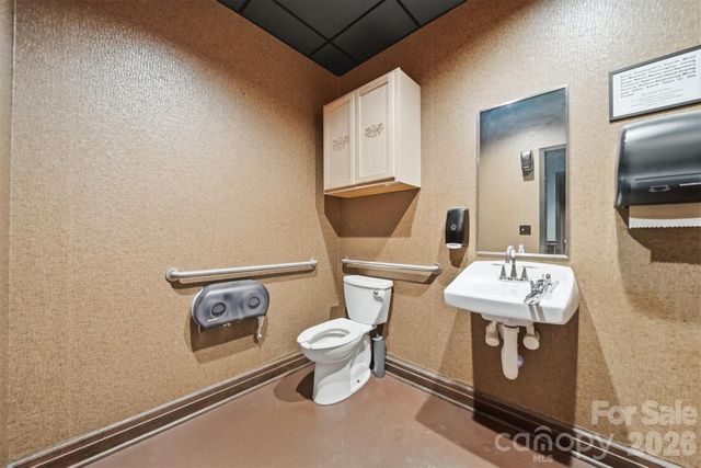 1381 N Center Street, Hickory, NC 28601