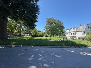 8050 S MUSKEGON Avenue, Chicago, IL 60617