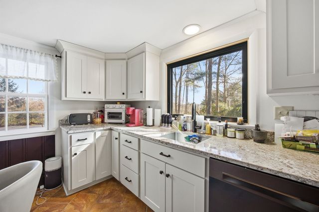 182 Winnicutt Road, Stratham, NH 03885