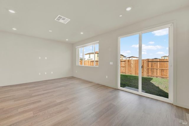 674 Shefford Dr, Vacaville, CA 95687