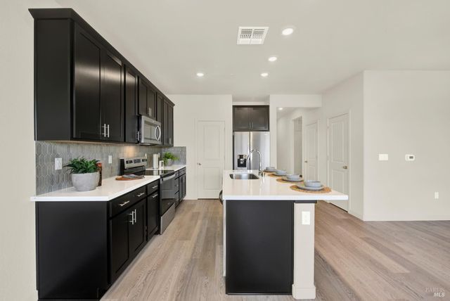 674 Shefford Dr, Vacaville, CA 95687