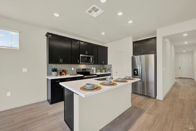 674 Shefford Dr, Vacaville, CA 95687