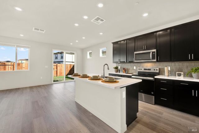 674 Shefford Dr, Vacaville, CA 95687