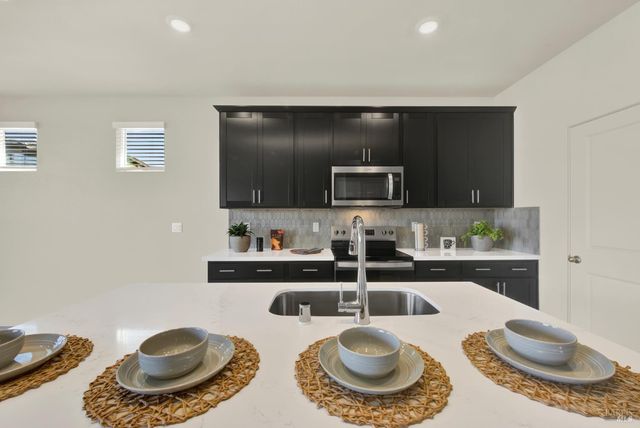 674 Shefford Dr, Vacaville, CA 95687