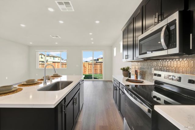 674 Shefford Dr, Vacaville, CA 95687