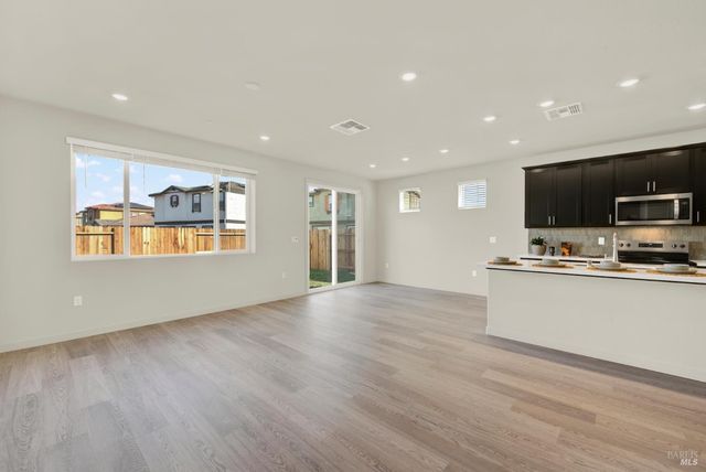 674 Shefford Dr, Vacaville, CA 95687