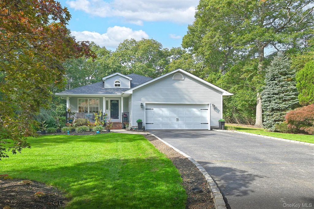 81 C Robinson Avenue, Medford, NY 11763 — exterior