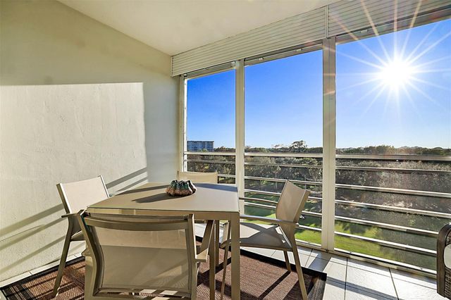 575 Oaks Lane 703, Pompano Beach, FL 33069