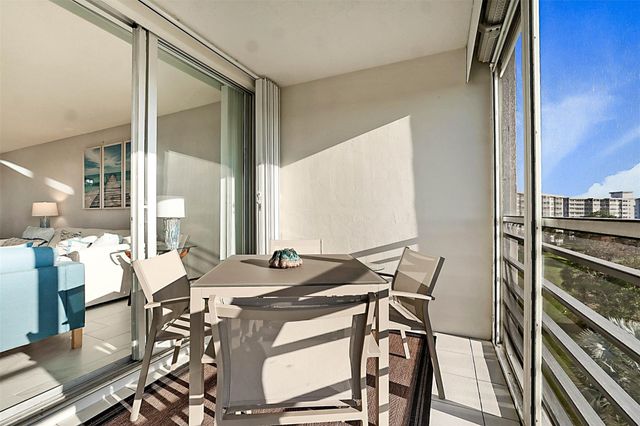 575 Oaks Lane 703, Pompano Beach, FL 33069