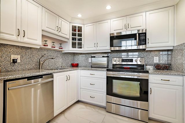 575 Oaks Lane 703, Pompano Beach, FL 33069