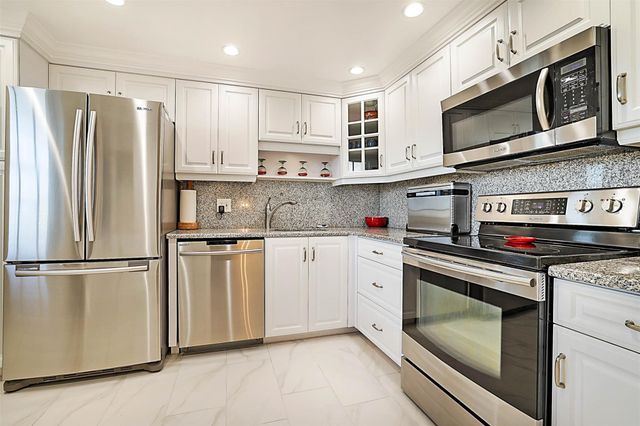 575 Oaks Lane 703, Pompano Beach, FL 33069