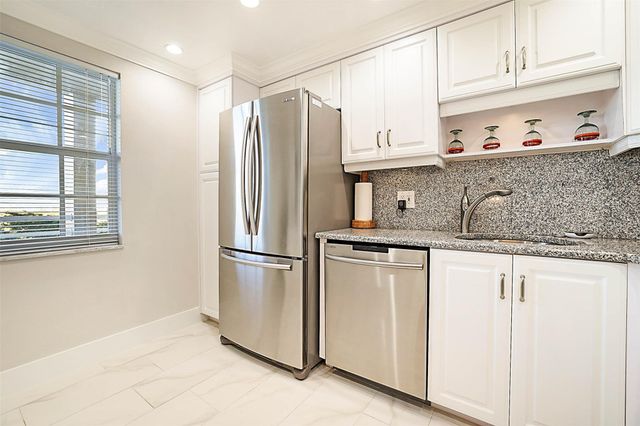 575 Oaks Lane 703, Pompano Beach, FL 33069