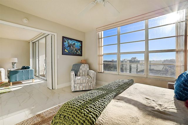 575 Oaks Lane 703, Pompano Beach, FL 33069