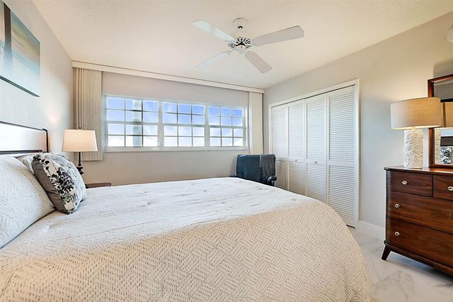 575 Oaks Lane 703, Pompano Beach, FL 33069