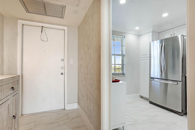 575 Oaks Lane 703, Pompano Beach, FL 33069