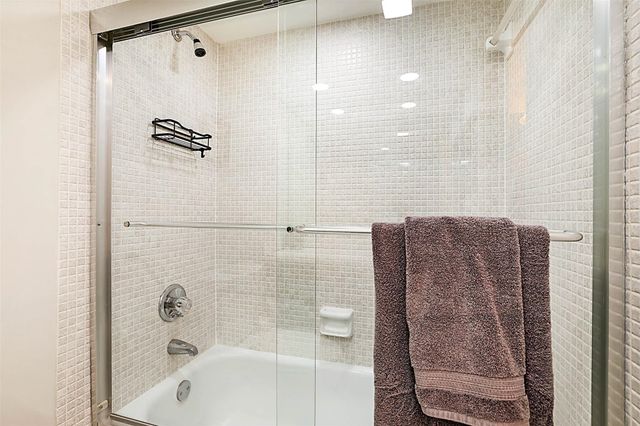 575 Oaks Lane 703, Pompano Beach, FL 33069