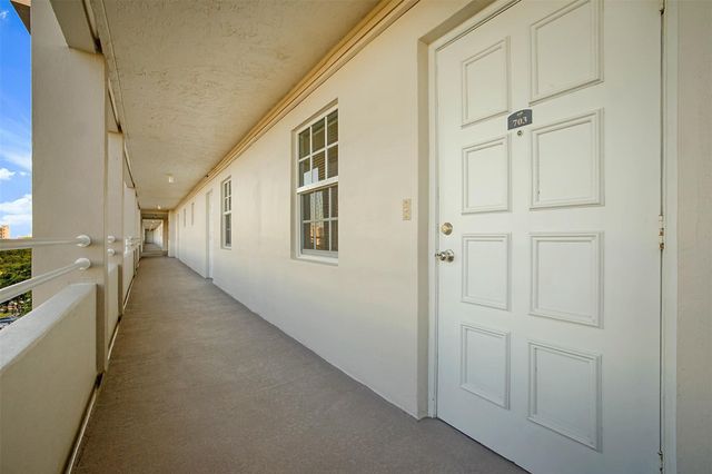 575 Oaks Lane 703, Pompano Beach, FL 33069