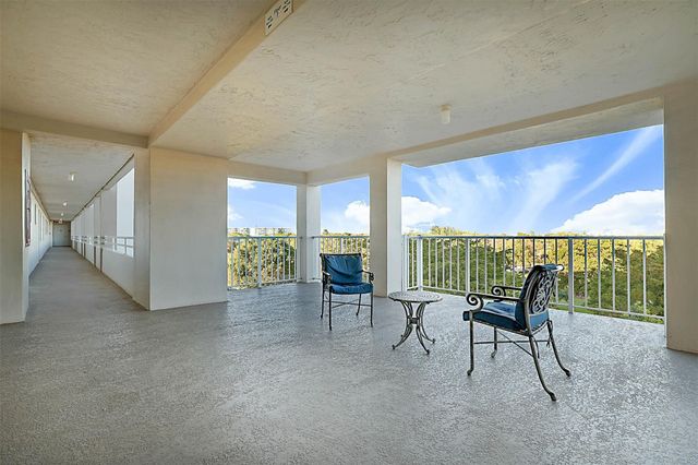 575 Oaks Lane 703, Pompano Beach, FL 33069