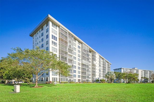 575 Oaks Lane 703, Pompano Beach, FL 33069