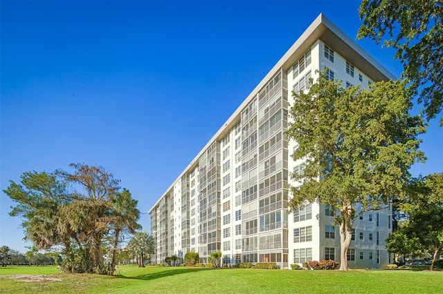 575 Oaks Lane 703, Pompano Beach, FL 33069