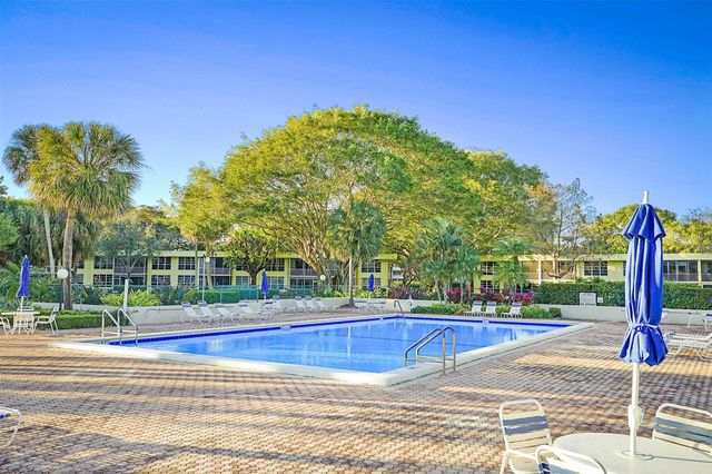 575 Oaks Lane 703, Pompano Beach, FL 33069