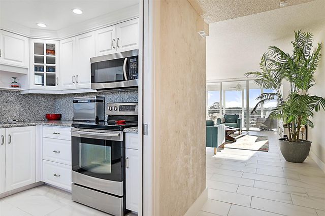 575 Oaks Lane 703, Pompano Beach, FL 33069