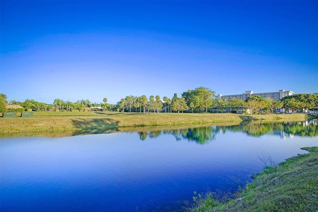 575 Oaks Lane 703, Pompano Beach, FL 33069